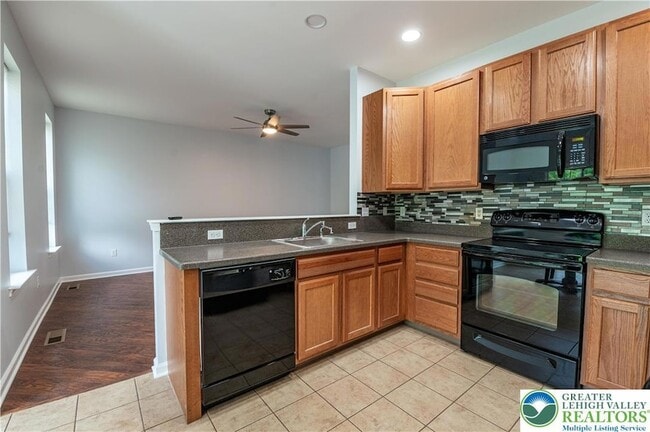 Building Photo - 835 Spring White Dr