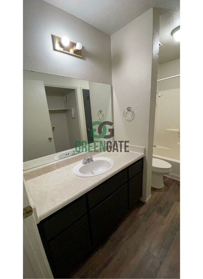 Building Photo - 3517 Woodglen Dr