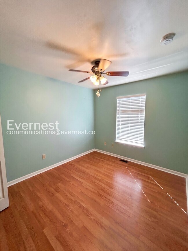Building Photo - 3 Bed/1.5 Bath Home with Fenced Yard / Available Now!