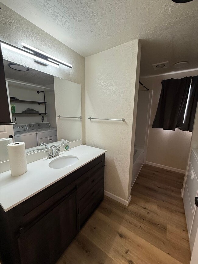 Building Photo - Beautifully renovated 2 bed/1 bath