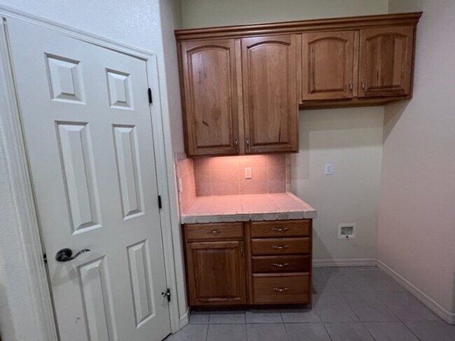 Building Photo - 3 Bed 2 Bath Golf Gated Community Pet Friendly,Boat Garage. Bullhead Parkway