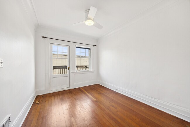 Building Photo - 118 NW King Ave