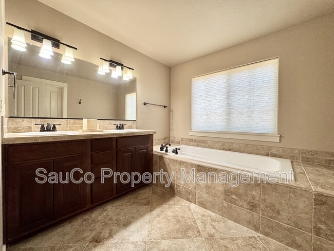 Building Photo - 7182 NE Rockridge Pl