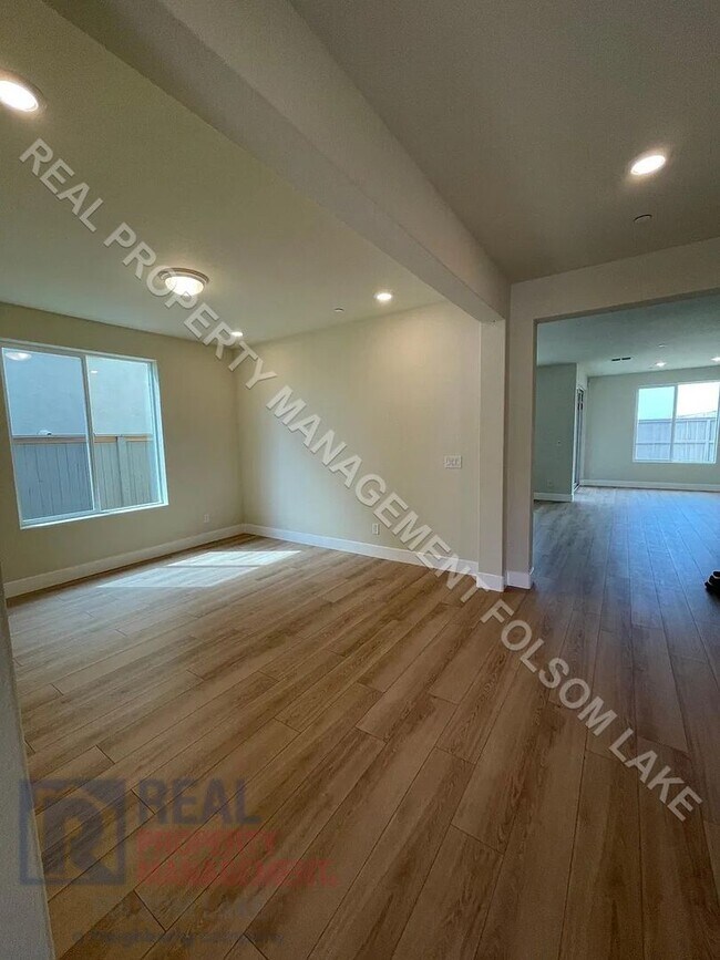 Building Photo - Available Now! 5 Bedroom 4.5 Bath at Russe...
