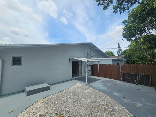 Building Photo - 4072 SW 51st St