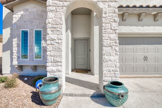 Building Photo - Eastside area for Short or Long Term Rental(Completely Furnished) Beautiful 4 bed/2 baths