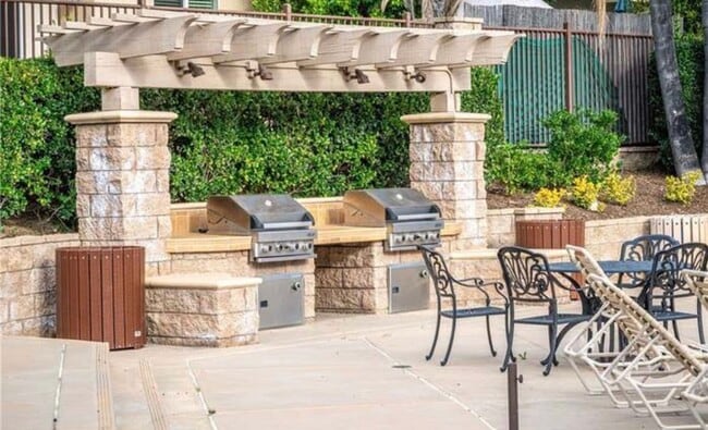 Building Photo - Updated Spacious 2 Bedroom Condo with attached garage in West Murrieta