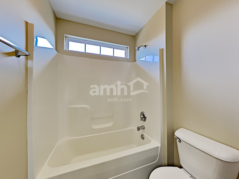 Building Photo - 1048 Oakhall Dr