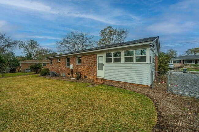 Building Photo - Charming Hanahan Ranch with Hardwood Floor...
