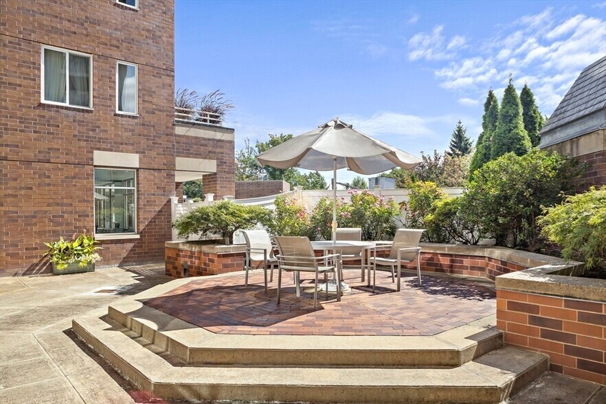 Building Photo - 950 Massachusetts Ave