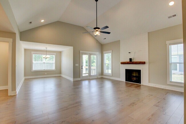 Building Photo - Fresh and Clean 3 bed/2 bath minutes from Exit 8.  Show Stopper!