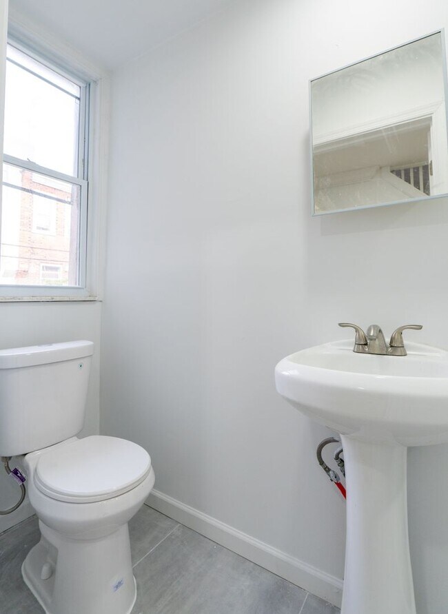 Building Photo - Newly rehabbed 3 bedroom 1.5 bath unit