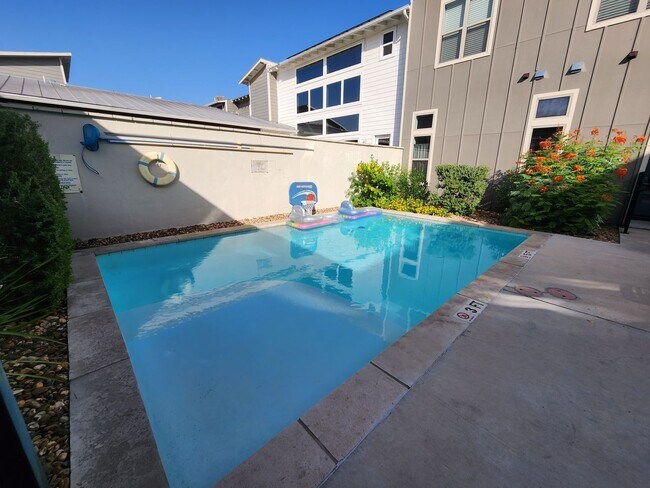 Building Photo - 2/2/1 Condo in Town Creek / Walk to Dos Rios / Fridge, Washer & Dryer Included / Balcony / NBISD