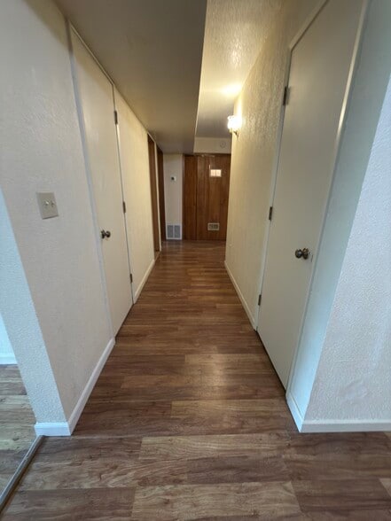 Building Photo - 2547 NE Holmes Rd