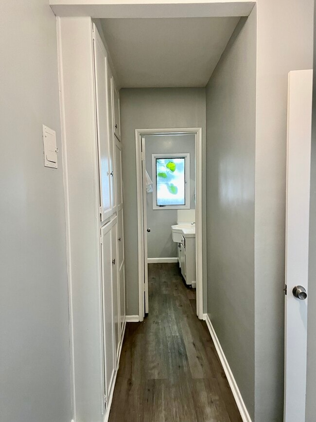 Building Photo - 1615-1621 N Hobart Blvd