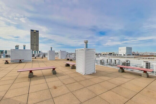 Building Photo - 933 W Van Buren St