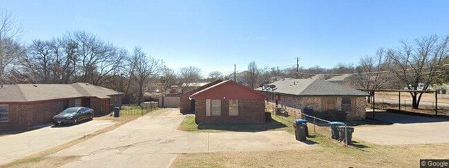 Building Photo - Newly Updated 2 Bed / 1 Bath Duplex