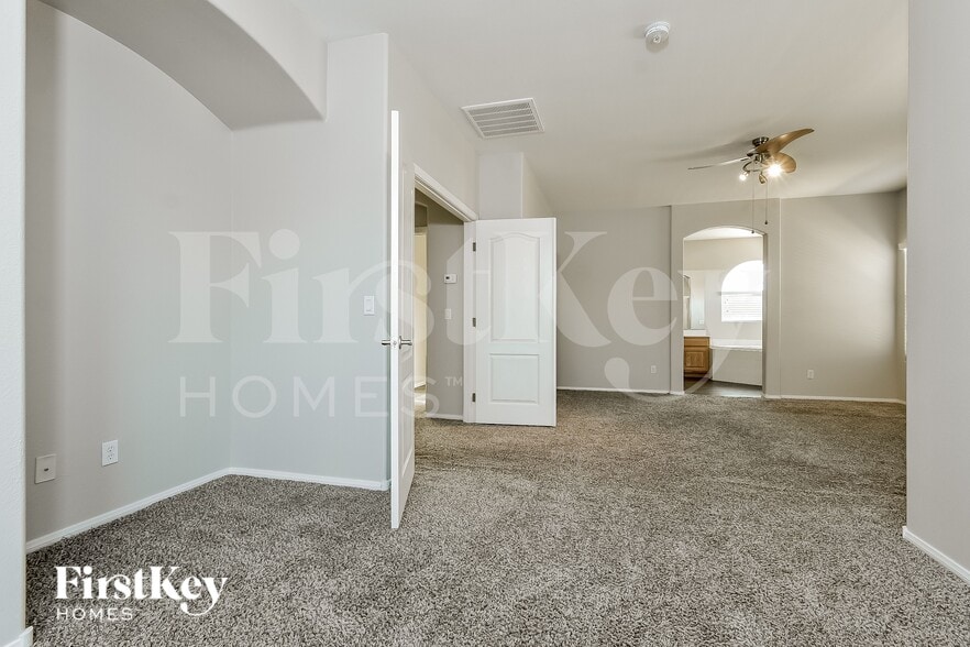 Building Photo - 9703 Mt Kenyon St