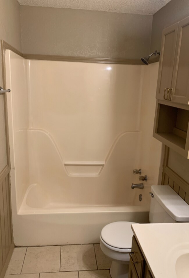 Building Photo - 2 Bed/1 Bath Apartment