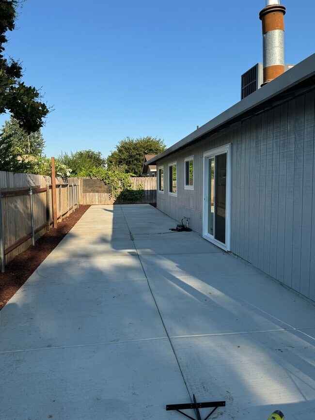 Building Photo - 210 Eric Cir