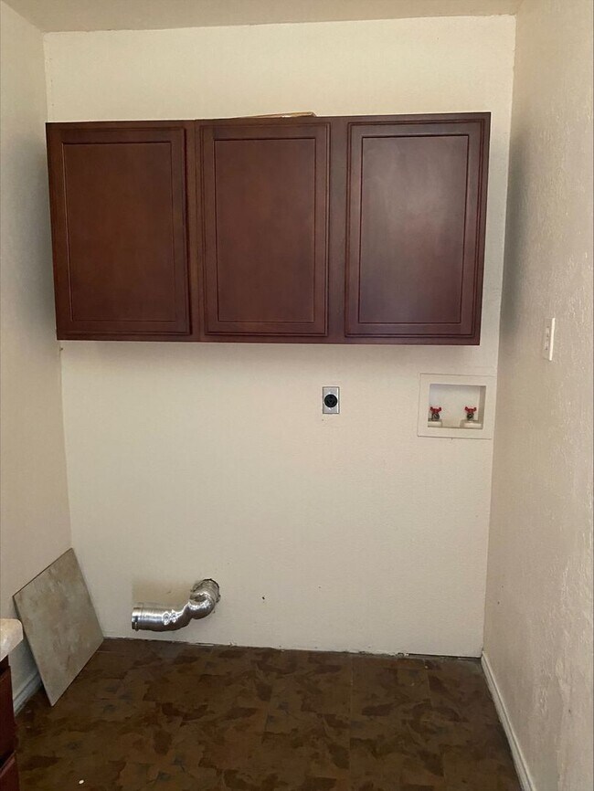 Building Photo - Large home