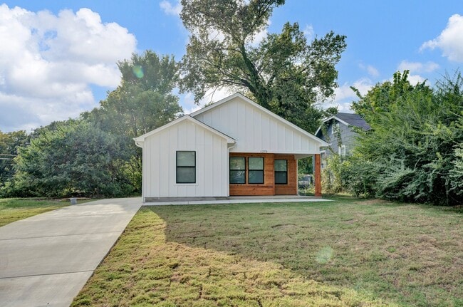 Primary Photo - 1125 Rayner St