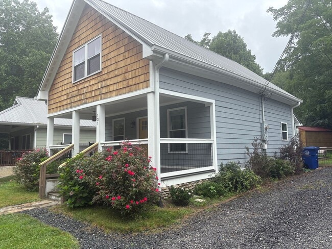 Building Photo - Partially Furnished Rental Walking Distance to Downtown Black Mountain!