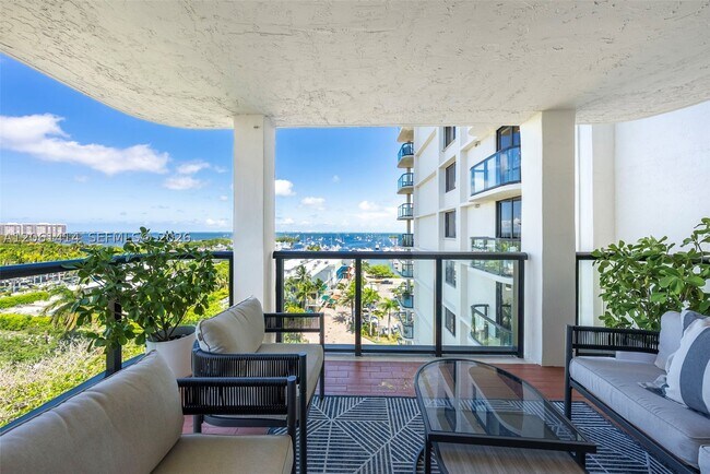 Building Photo - 2575 S Bayshore Dr