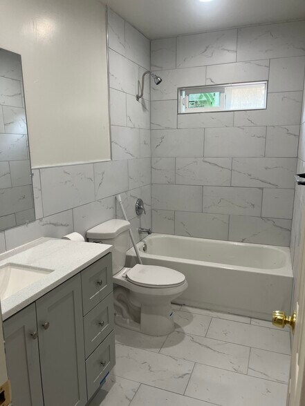 Building Photo - 1117 N Sycamore Ave