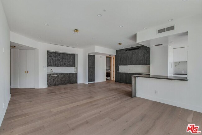 Building Photo - 10490 Wilshire Blvd