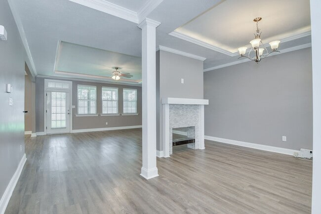 Building Photo - Updated 4 Bedroom 2.5 Bath