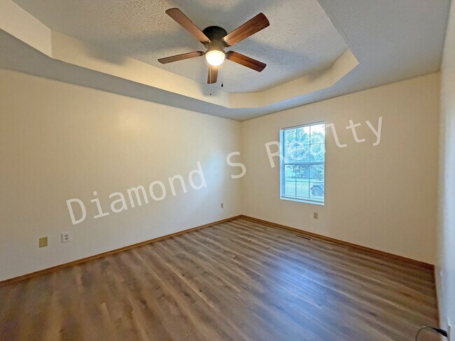 Building Photo - 3 Bed / 1.5 Bath Home - Great South Spring...
