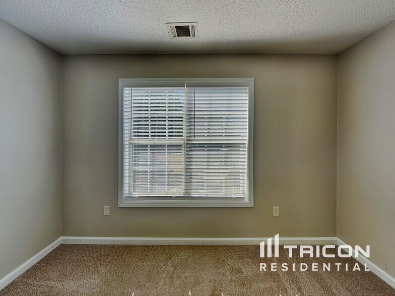 Building Photo - 260 Brook Hollow Dr