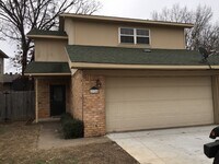 Building Photo - 3/2/2 Fence yard Great location LISD