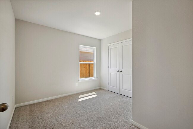 Building Photo - 15866 Berry Hl Dr