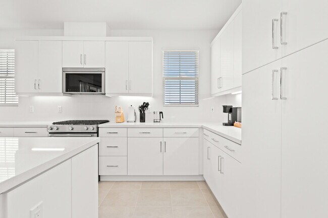Building Photo - Turnkey Furnished 4BR Home in Palm Desert ...