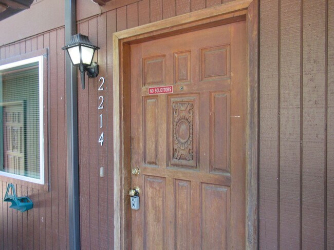 Building Photo - Large 2 bedroom w/ Garage