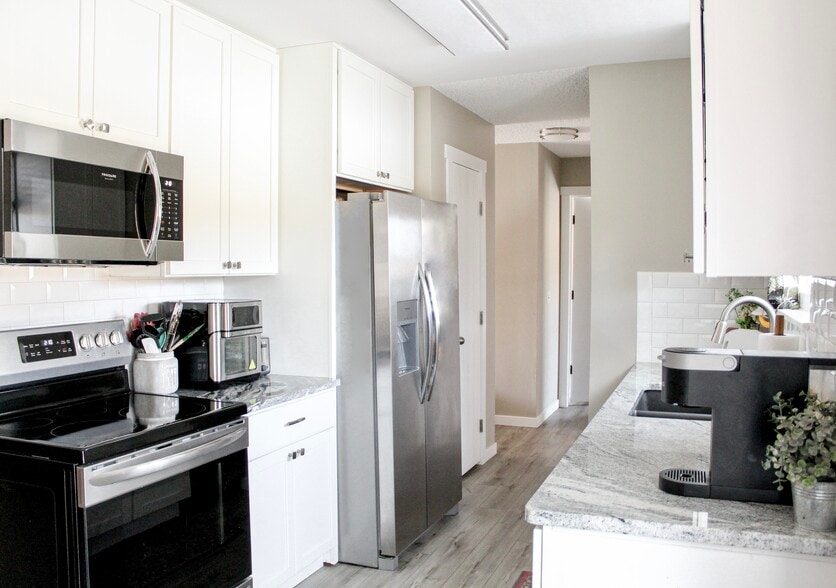 Building Photo - 1987 Palm Dr