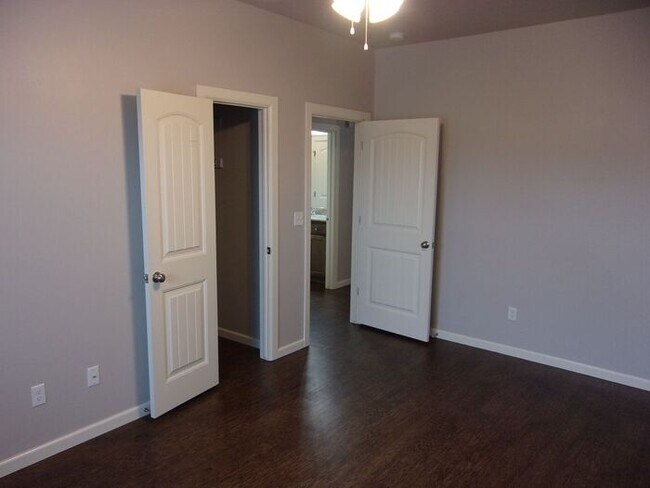Building Photo - 2 Bed 1 Bath 1 Car Garage Townhome in Del City