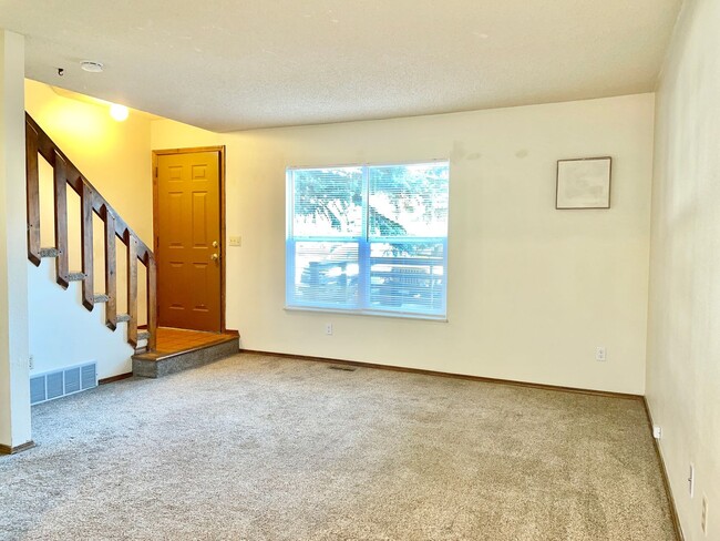 Building Photo - Beautiful West Side 2 Bedroom Condo w/ Views!!