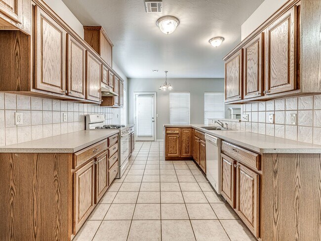 Building Photo - Well kept home in Edmond + 3 bedrooms + Office + Edmond Schools