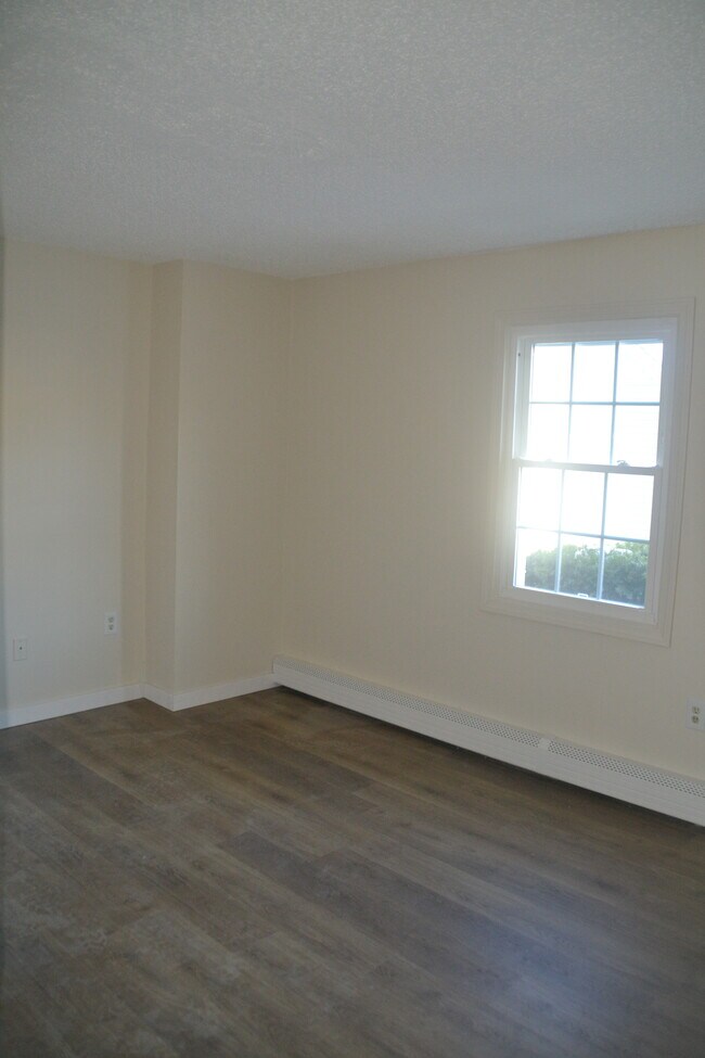 Building Photo - 12 St James Pl