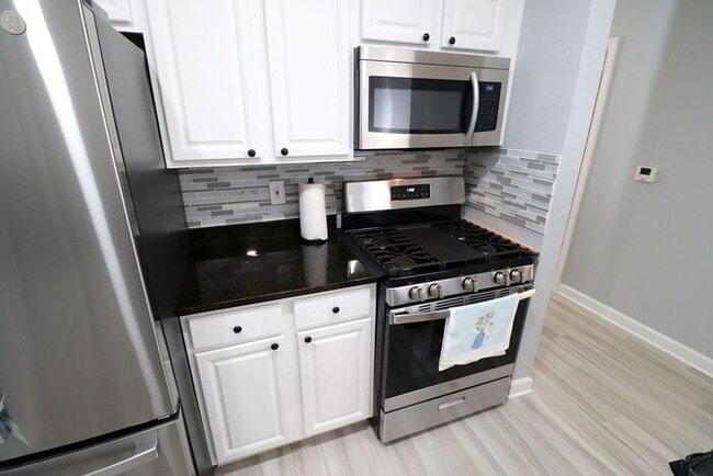 Building Photo - Newly renovated first floor condo! 2 bedrooms