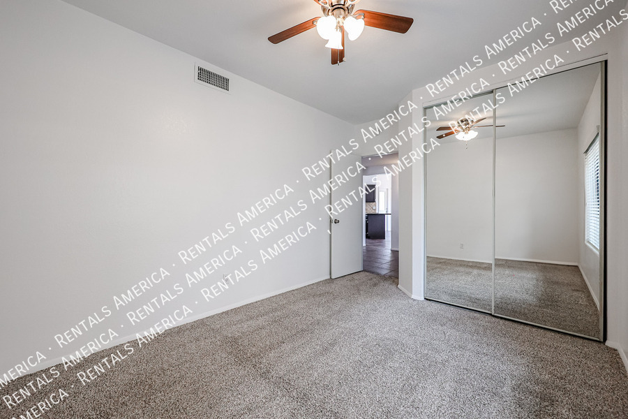 Building Photo - 967 E Rockwell Dr
