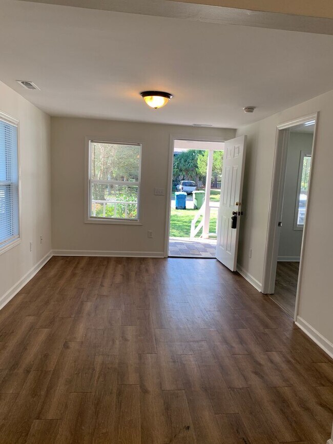 Building Photo - $500 OFF 1ST MONTH'S RENT! 3 Bedroom, 1 Bath house on Hillsdale Drive