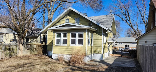 Building Photo - Unique 3 bedroom home in Bloomington!