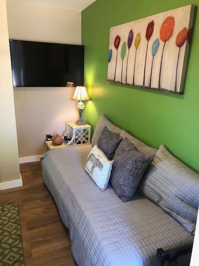 Building Photo - Fully Furnished - Long Term - Adorable Cab...