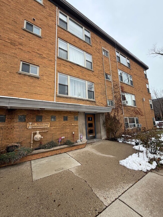 Building Photo - 7400 N Sheridan Rd