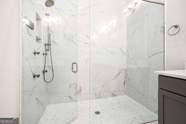 Building Photo - 123 Village Green Ave