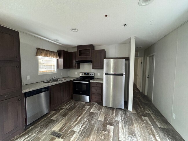 Building Photo - Cute 3/2 Mobile Home in Marianna w/ Lawn Maintenance Included